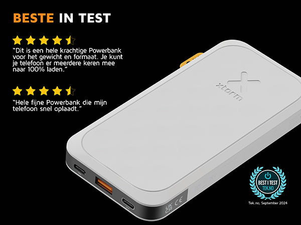 De Powerbank wordt getoond met de Best I test badge September 2024 van Tek.no  en twee quotes die beschrijven dat de Powerbank meerdere keren een telefoon kan opladen en hij vrij ligt is. En fijn dat hij snel kan laden. Beide reviews geven 4.5 van de 5 sterren.