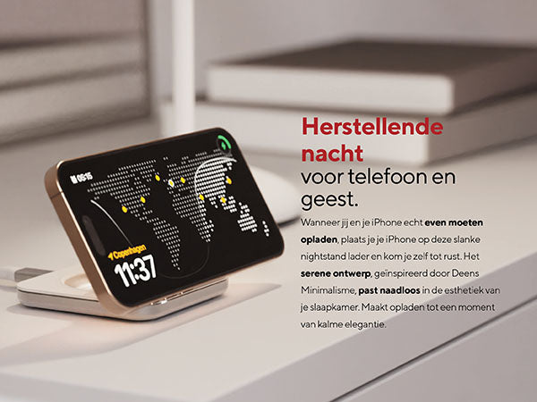 Herstellende nacht voor telefoon en geest. Wanneer jij en je iPhone echt even moeten opladen, plaats je je iPhone op deze slanke nightstand lader en kom je zelf tot rust. Het serene ontwerp, geïnspireerd door Deens Minimalisme, past naadloos in de esthetiek van je slaapkamer. Maakt opladen tot een moment van kalme elegantie