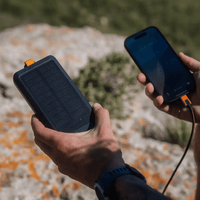 Go2 Powerbank 20W - 10.000 mAh met Solar en Lamp - Charcoal Black - Xtorm NL