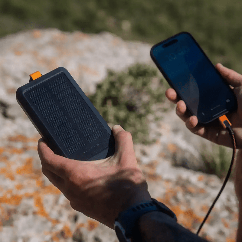 Go2 Powerbank 20W - 10.000 mAh met Solar en Lamp - Charcoal Black - Xtorm NL