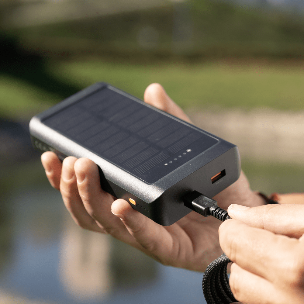 Go2 Powerbank 20W - 10.000 mAh met Solar en Lamp - Charcoal Black - Xtorm NL