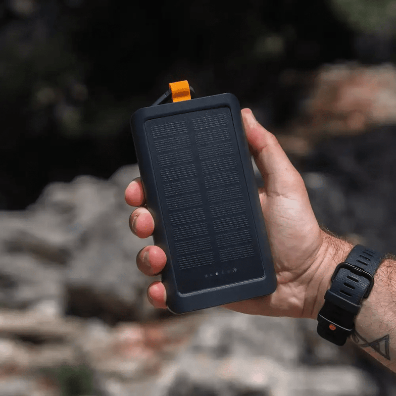 Go2 Powerbank 20W - 10.000 mAh met Solar en Lamp - Charcoal Black - Xtorm NL