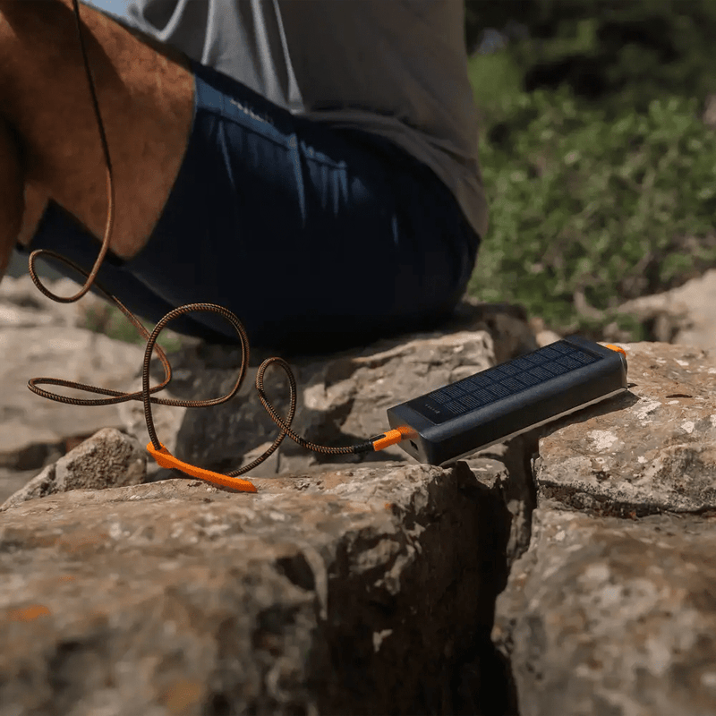 Go2 Powerbank 20W - 10.000 mAh met Solar en Lamp - Charcoal Black - Xtorm NL