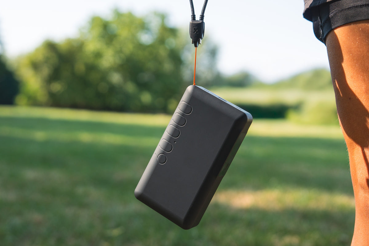 NextGen powerbank 60.000 mAh aan een koord, buiten in het park