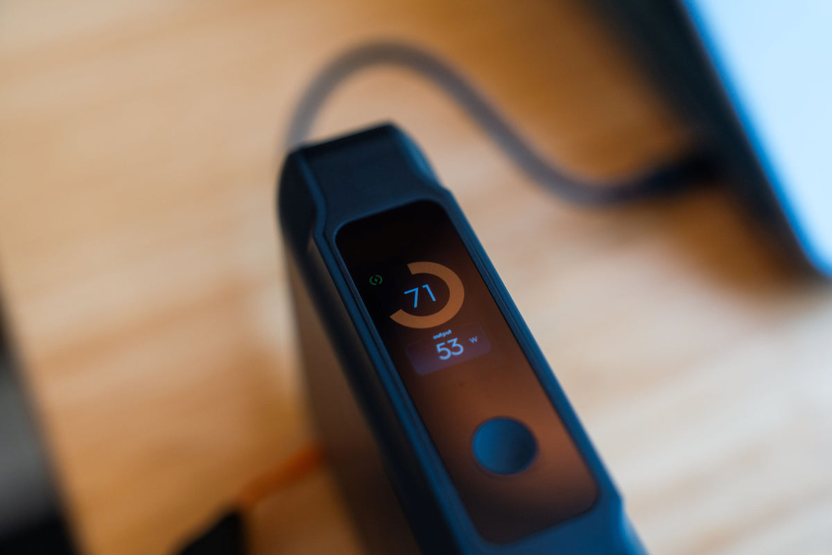 Display van de NextGen powerbank 45.000 mAh met batterijpercentage en actueel laadvermogen