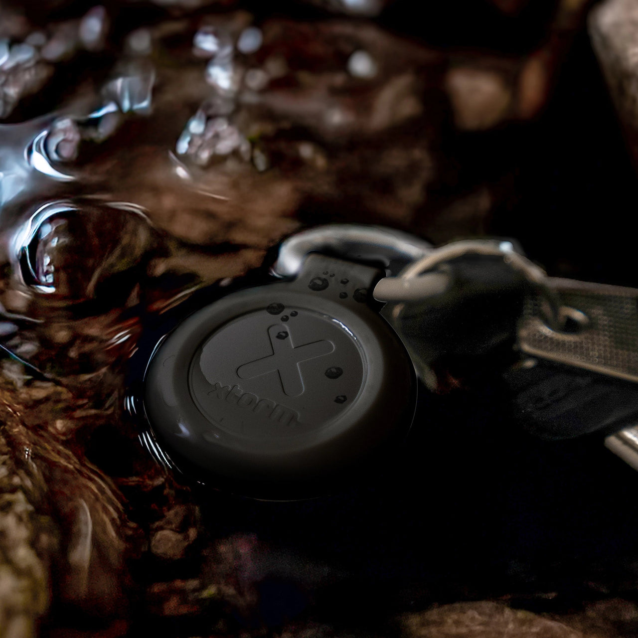 TravelTag for Android & iPhone - Water - resistant - Charcoal Black - Xtorm NL