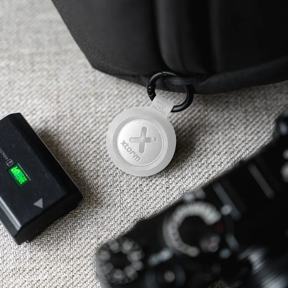 TravelTag for iPhone (iOS) - Water - resistant - Ash White - Xtorm NL